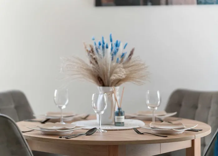 Charming With Parking And Balcony Near The Centre By Renters *