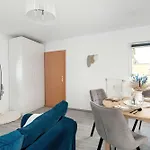 Lägenhet Charming With Parking And Balcony Near The Centre By Renters