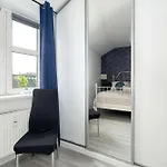 Charming With Parking And Balcony Near The Centre By Renters Lägenhet *