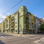 Lägenhet Charming With Parking And Balcony Near The Centre By Renters