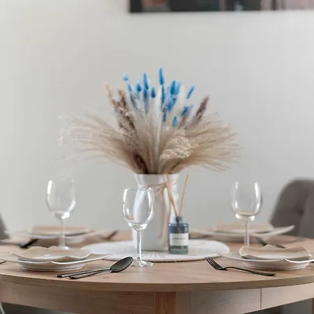 Charming With Parking And Balcony Near The Centre By Renters *