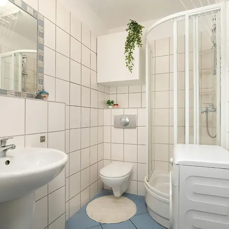 Charming With Parking And Balcony Near The Centre By Renters Daire *