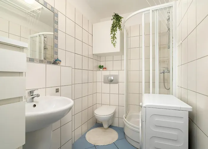 Charming With Parking And Balcony Near The Centre By Renters Daire *